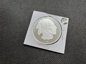 lot 128 image: BU One Ounce .999 Silver Buffalo Round