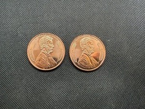 lot 149 image: Two Copper 1 OZ Rounds Lincoln Design