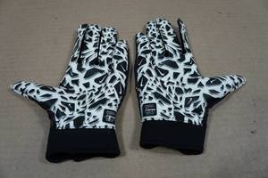 lot 32 image: Nike Shark 2.0 Youth Football Gloves - Large