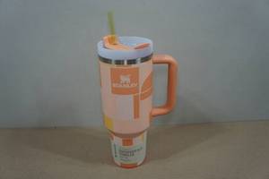 lot 35 image: Stanley Quencher H2.0 Tumbler - 40oz