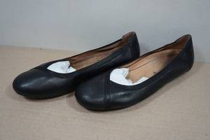 lot 104 image: Vionic Caroll Flats - Size 10