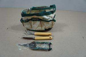 lot 133 image: Kids Gardening Tool Set