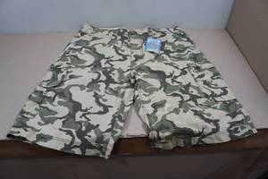 lot 136 image: Arizona Riptide Cargo Shorts - Size 42