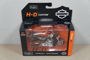 lot 203 image: Maisto Harley Davidson 2013 FLHTK Electra Glide Ultra Limited Replica