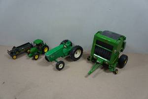 lot 226 image: John Deere Tractor Replicas