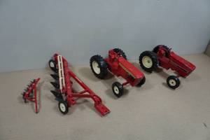 lot 228 image: International Tractor Replicas