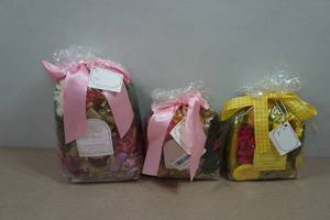 lot 289 image: 3 Aromatique Decorative Fragrances