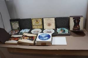 lot 305 image: Bradford Exchange Collectors Plates