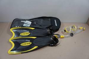 lot 333 image: Cressi Adult Rondine Palau Fin Snorkel Set - Fin Size XSS
