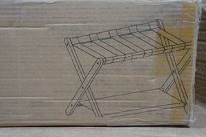 lot 13 image: Songmics Luggage Rack