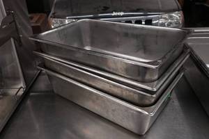 lot 31 image: 4 Stainless Steel Pans - 12.5x20.75x5.75