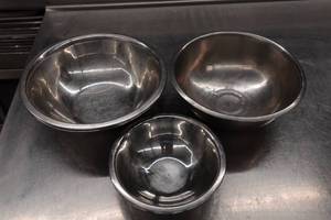 lot 53 image: 6 Stainless Mixing Bowls - 8, 10.75 & 11.5