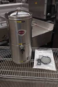 lot 4 image: Wells Heated Syrup Dispenser - 2.5 Gallon