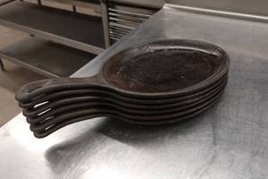 lot 44C image: 6 Lodge Fajita Cast Iron Skillet - 10x7