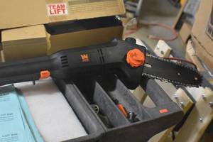 lot 46 image: WEN 4019 6-Amp 8-Inch Electric Telescoping Pole Saw New Runs...