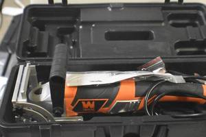 lot 70 image: WEN JN8504 8.5-Amp Plate and Biscuit Joiner with Case and Biscuits