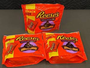 lot 76 image: CO 2 - Reeses Chocolate Lava Cup Snack Size - 3-Pack