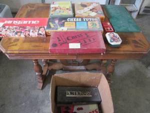 lot 160 image: Box of vintage multi-player and boa...