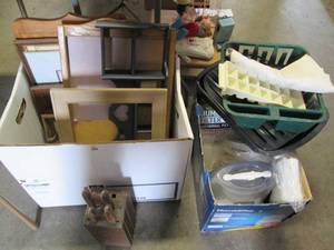 lot 179 image: Vintage wall decor, decorative wood...