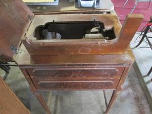 lot 184 image: Antique Domestic Sewing machine (pl...