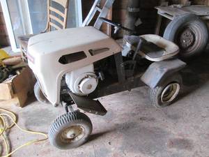 lot 190 image: Craftsman riding mower