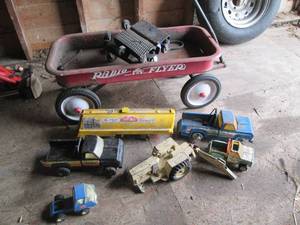 lot 196 image: Radio Flyer wagon and vintage toys