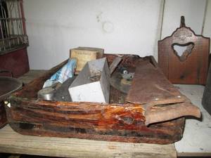 lot 210 image: Vintage wood drawer box with Vintag...