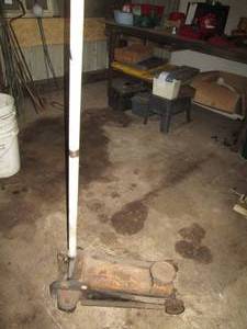 lot 219 image: Hydraulic floor jack with handle...