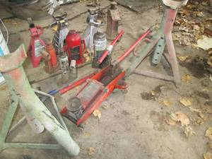 lot 229 image: Variety of Hydraulic bottle Jacks a...