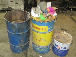 lot 242 image: Vintage metal 5-gallon Mobil oil ca...