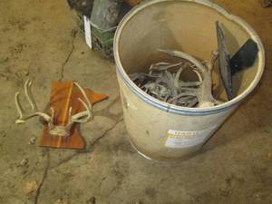 lot 247 image: Stan-Tone barrel full of misc antle...