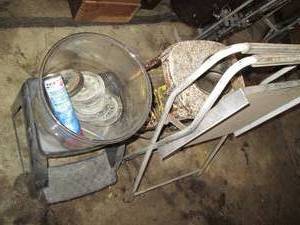 lot 263 image: Vintage metal stool, 2-step plastic...