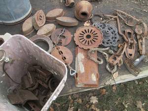 lot 45 image: Vintage metal Sad Irons plus misc m...