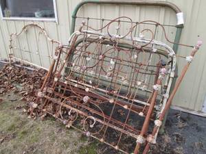 lot 84 image: Lot of metal head and foot boards...