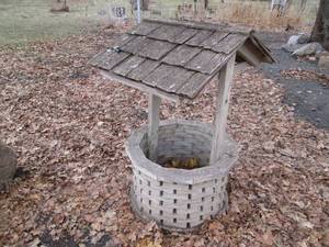 lot 85 image: Wood wishing well...