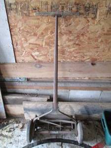 lot 102 image: Craftsman push mowet...