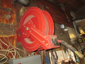 lot 128 image: Metal wall-mounted Air hose reel wi...