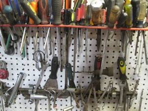 lot 138 image: Huge value of assorted type screwdr...