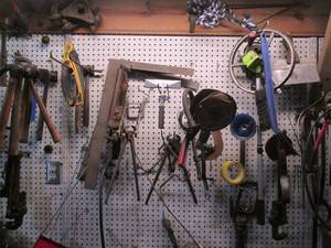 lot 145 image: Huge lot of hammers, c-clamps, pipe...