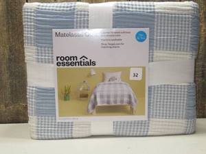 lot 32 image: TwinTwin Extra Long Matelasse Quilt Light Blue - Room Essentials