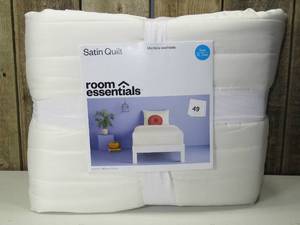 lot 49 image: TwinXl Twin Satin Quilt - Room Essentials