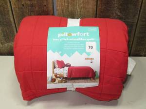 lot 70 image: Twin Box Stitch Microfiber Kids Quilt Berry Red - Pillowfort
