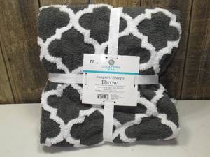 lot 77 image: Comfort Bay - Jacquard Sherpa Throw, 50 in x 60 in, Gray & White
