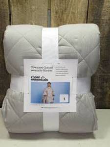 lot 6 image: Room Essentials 60x80in Oversized Quilted Wearable Blanket Gray