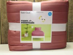 lot 12 image: FullQueen Satin Quilt Rose Pink - Room Essentials