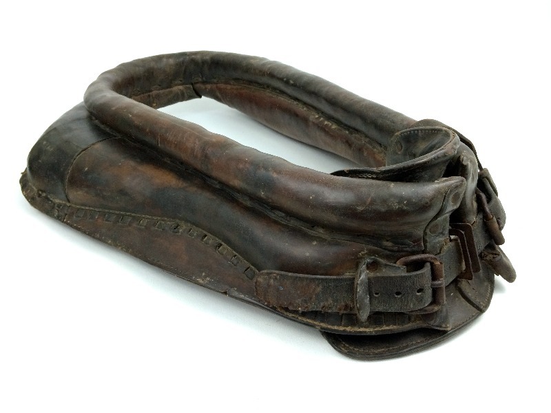 lot 22 image: Horse Collar Rustic Farm Antique