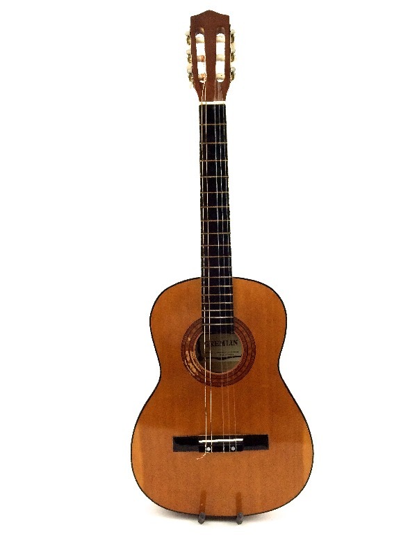 lot 29 image: Vintage Acoustical Guitar & Case