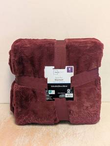 lot 14 image: NEW MAINSTAYS FUAX FUR BLANKET SIZE KING