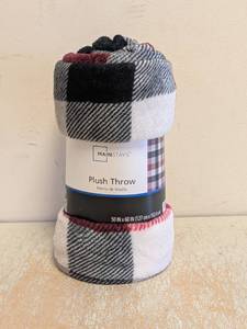 lot 12 image: NEW MAINSTAYS PLUSH THROW BLANKET 50IN X 60IN