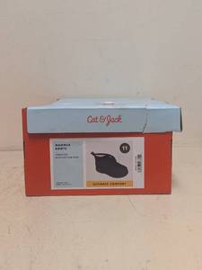 lot 211 image: NEW CAT & JACK YOUTH MAGNUS BOOTS SIZE 11 NAVY